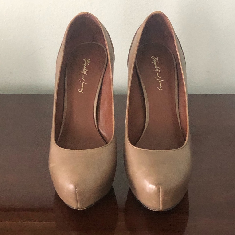 Olive Leather 5’ Pump. Gently worn.